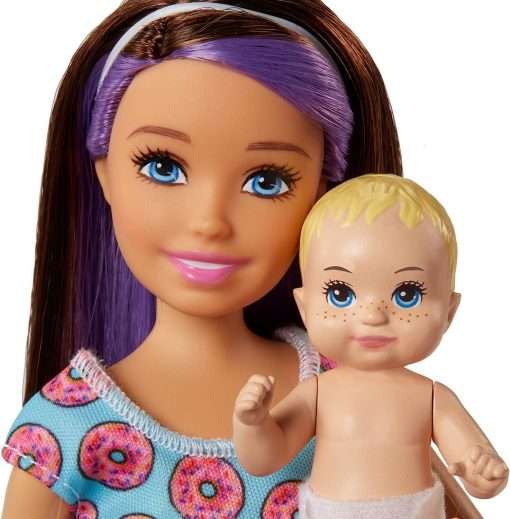 Barbie Babysitting Playset with Skipper Friend Doll, Color-Change Baby Doll 7