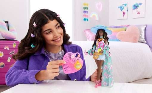 Barbie Extra Fly Doll with Beach-Themed Travel Clothes & Accessories, Tropical Coverup with Oversized Hat & Bag 2