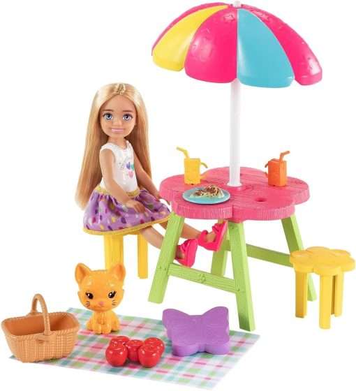 Barbie Chelsea Picnic Playset with Chelsea Doll (6-in Blonde), Pet Kitten, Picnic Table, Umbrella, Basket & Accessories, Gift for 3 to 7 Year Olds - 1