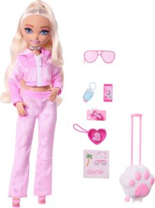 Barbie Dream Besties Weekend Getaway Malibu Doll and Accessories, Fashion Doll with Removable Fashions & 7 Travel Themed Toy Pieces