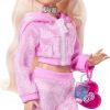 Barbie Dream Besties Weekend Getaway Malibu Doll and Accessories, Fashion Doll with Removable Fashions & 7 Travel Themed Toy Pieces